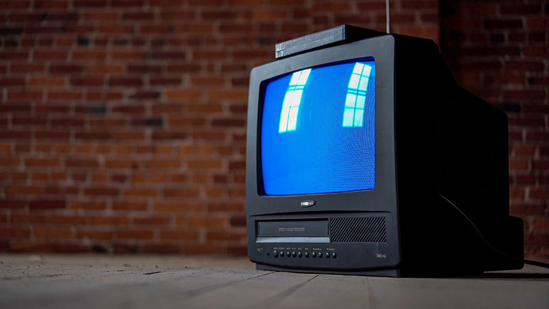 ancienne tv avec VHS posée au dessus