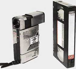 JVC GR-DV1 comparé à une cassette VHS